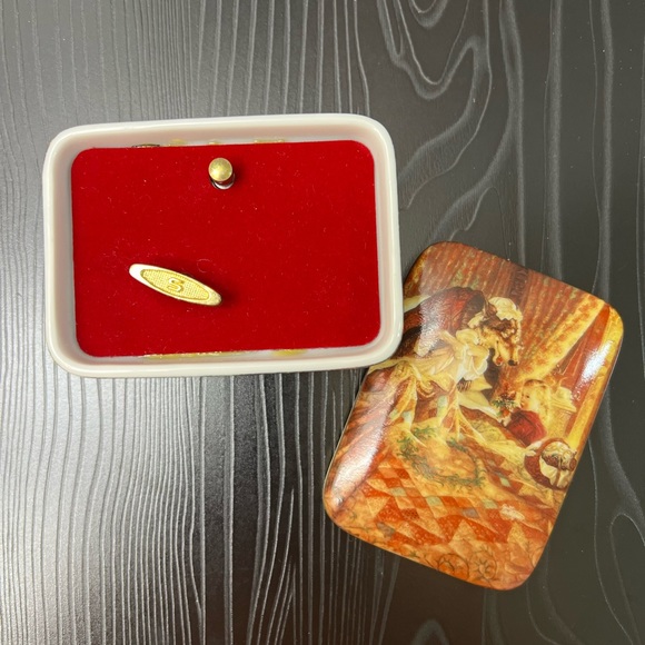 Ardleigh Elliott Porcelain Music Box Scott Gustafson Little
Red Riding Hood. - Picture 7 of 8